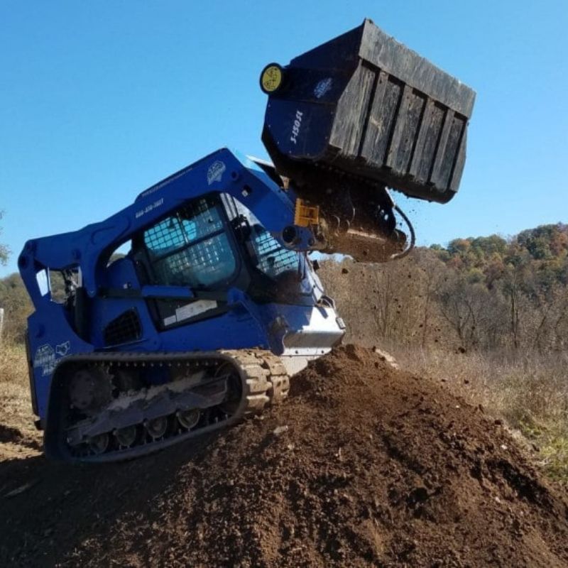 excavator with the blue diamond screening bucket in action