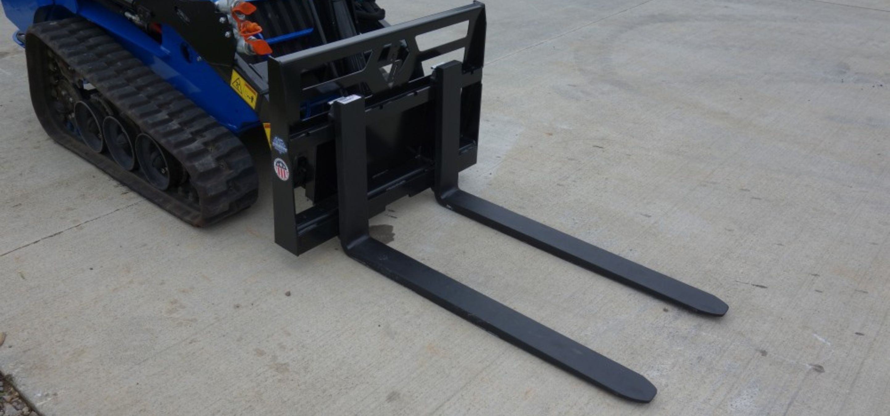 Pallet forks attachment for skid steers