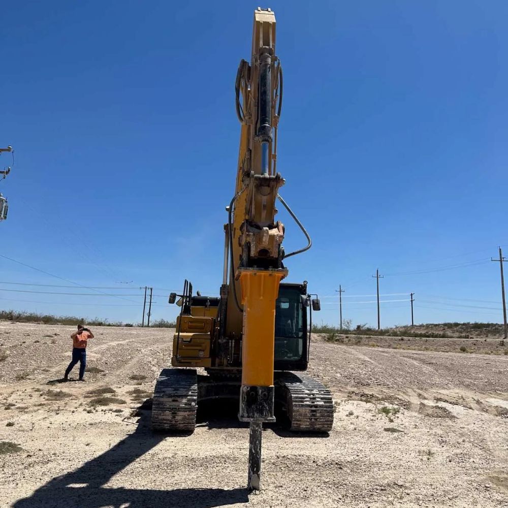 cat-excavator-with-the montana-hammer-excavator-in-the-field