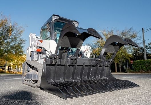 Grapple bucket attachment on the bobcat skid steer in action