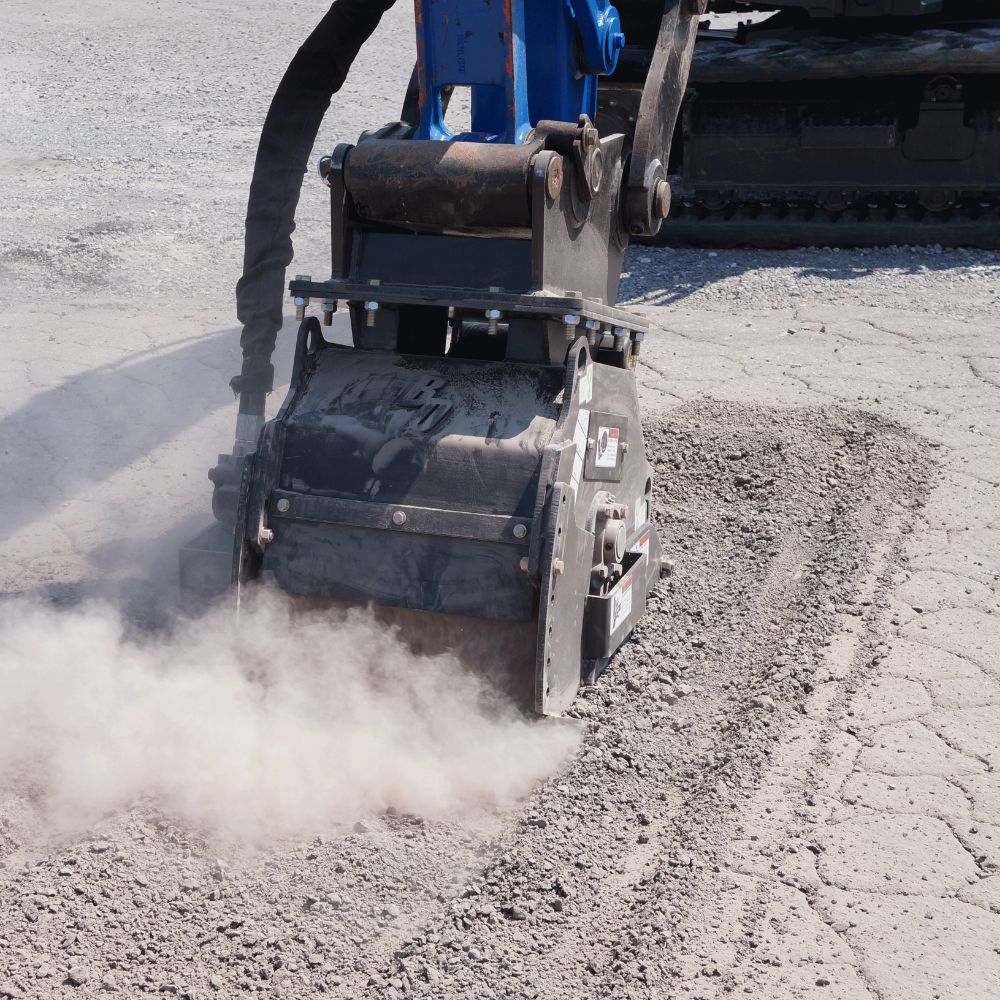 milling-asphalt-with-the-blue-diamond-excavator