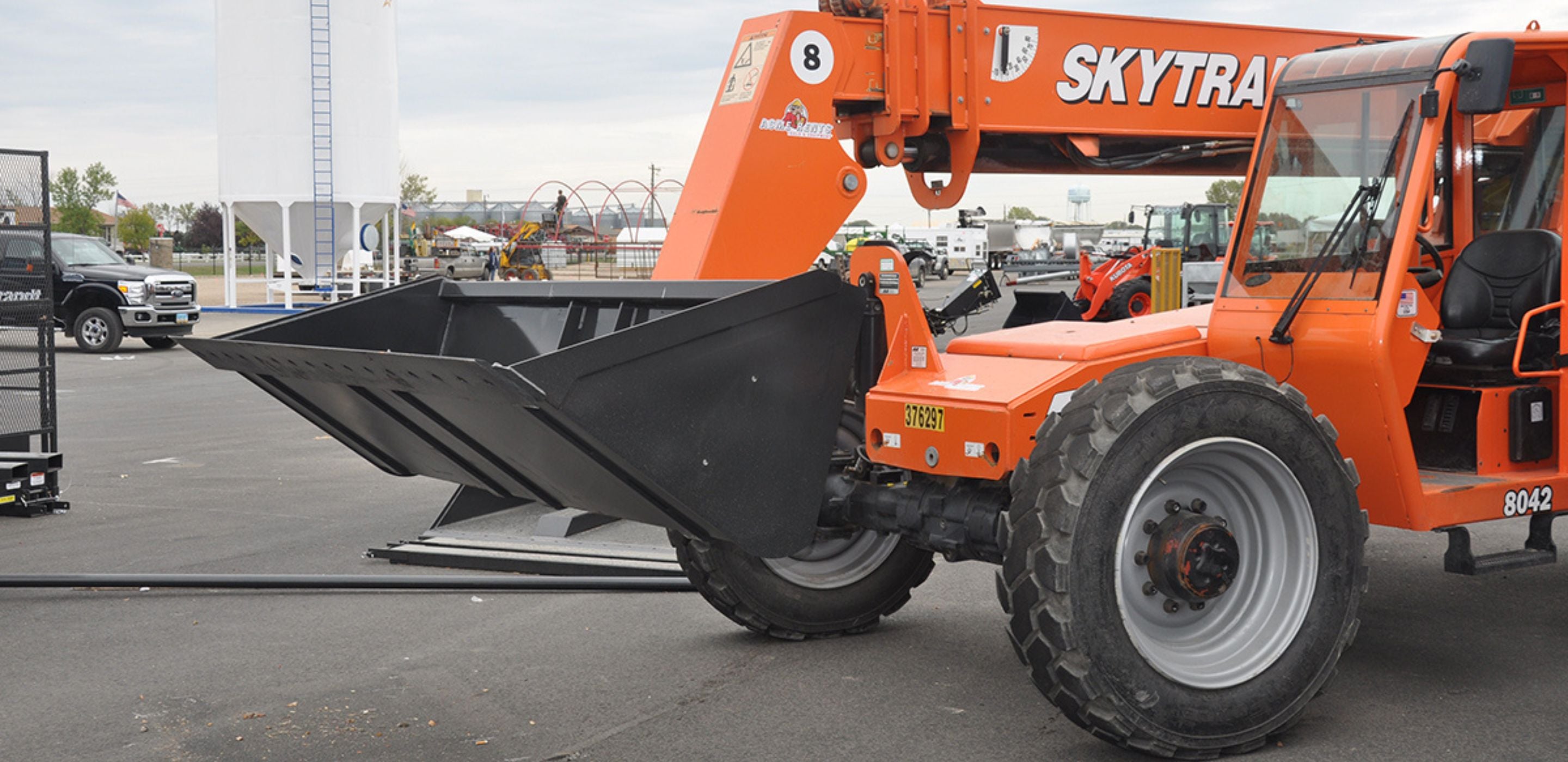 skytrac-with-the-bucket-attachment-for-telehandlers-in-the-field