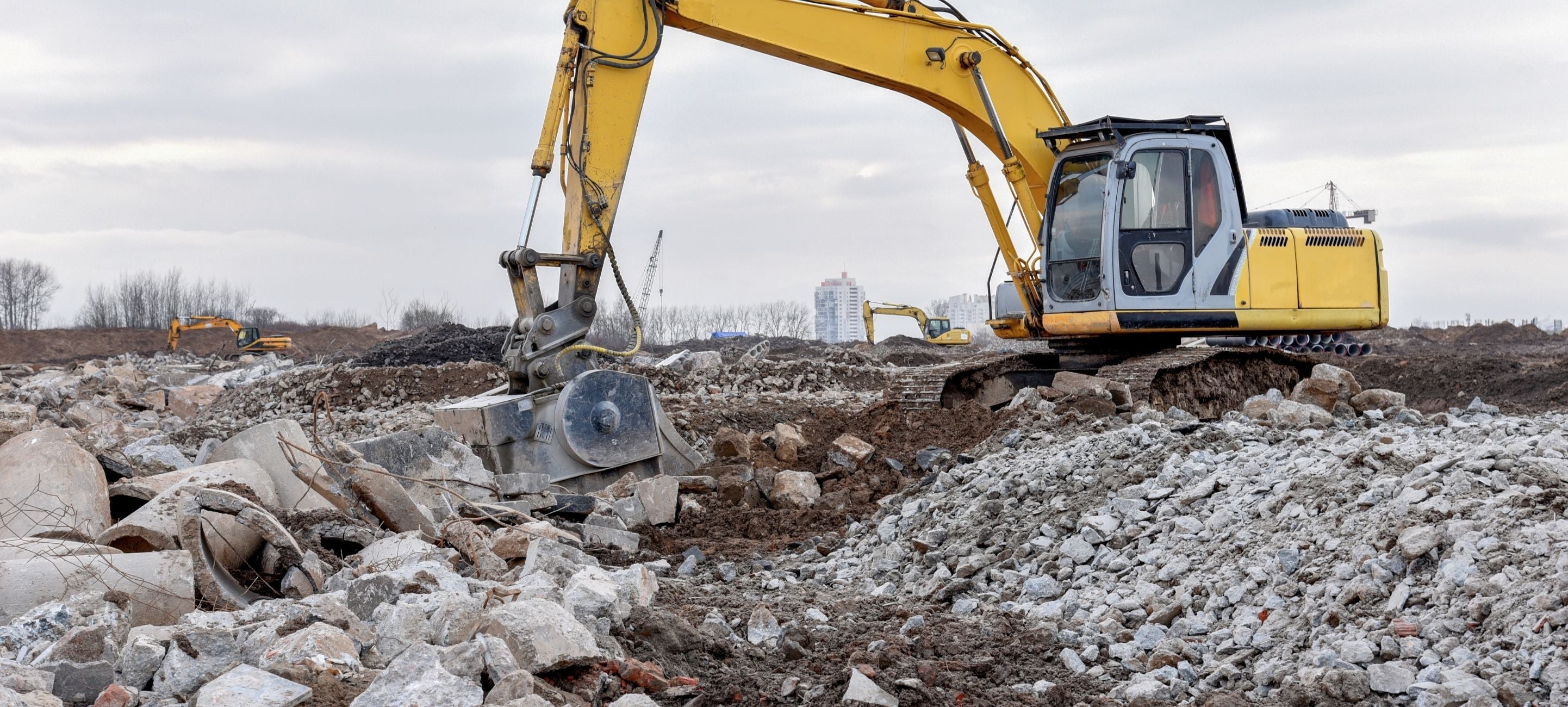 Excavator in the ground using the blue diamond screening bucket 