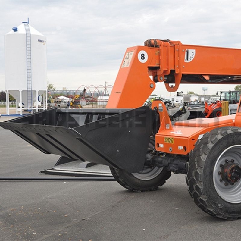 quick-attach-telehander-dirt-bucket-on-a-skytrak-telehandler