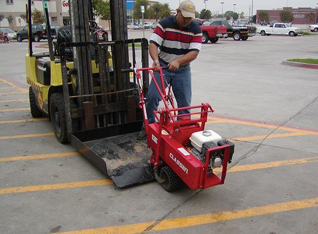 Load-N-Tow attachment on a forklift from Star Industries 