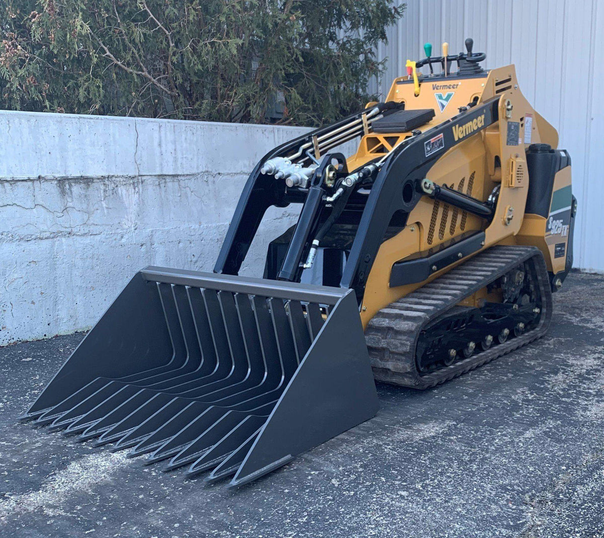 mini skid steer with the skeleton bucket from berlon ready to action