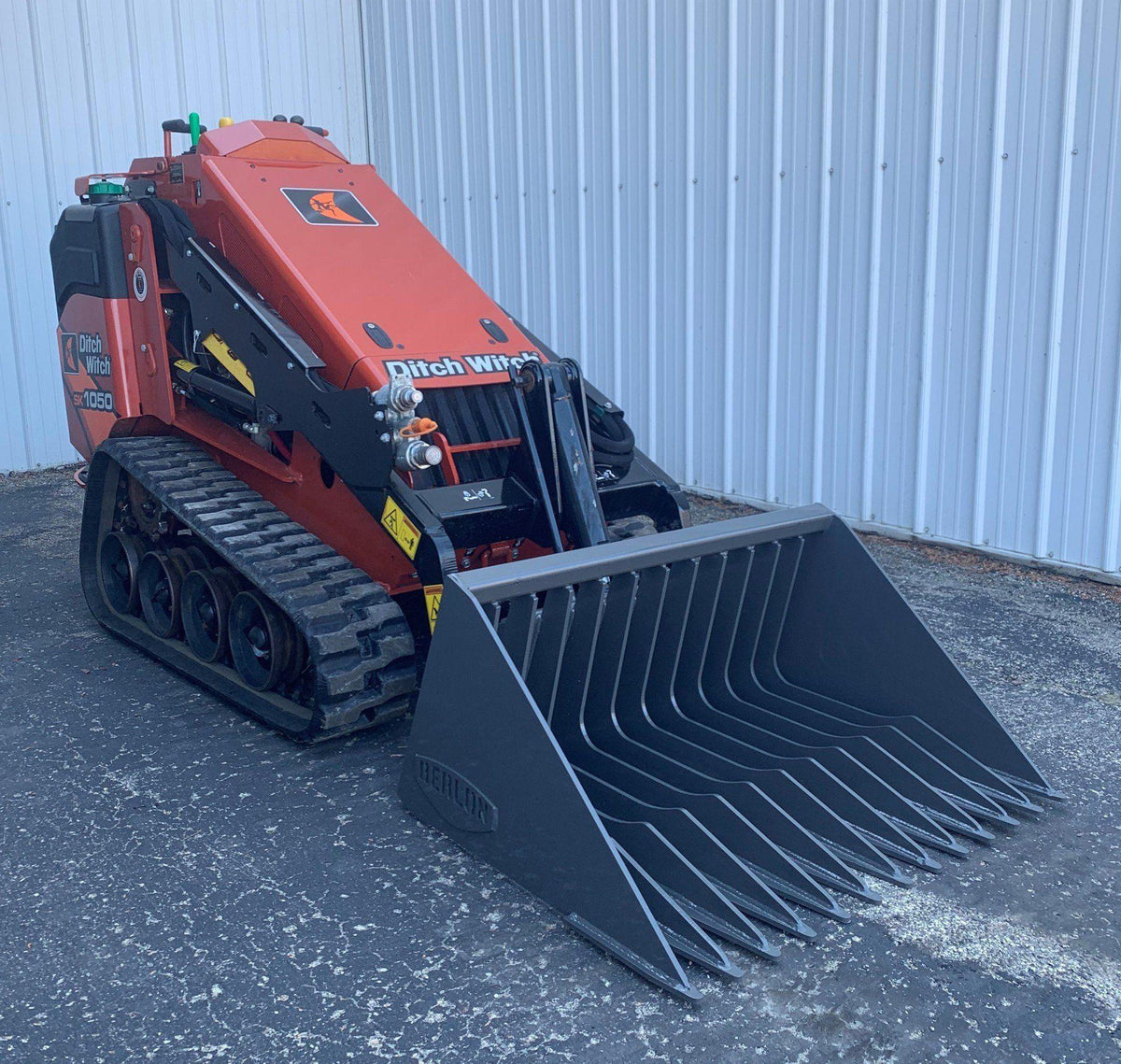 ditch witch mini skid steer with skeleton bucket from berlon ready to action